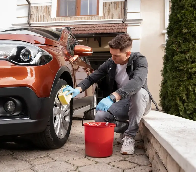 Lavage auto à domicile Saint-Maximin-la-Sainte-Baume : professionnel intervenant sur un véhicule